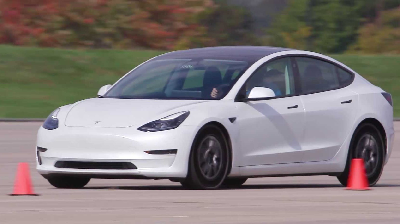 Goodyear тестує Tesla Model 3 з безповітряними шинами